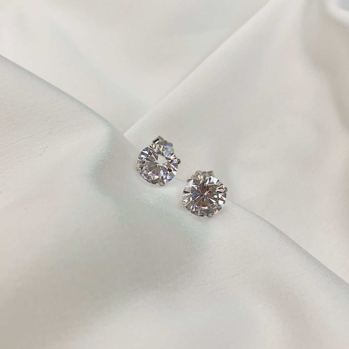 [Lumi Jewelry]Stylish Shiny Round Center Stone Stud Earrings