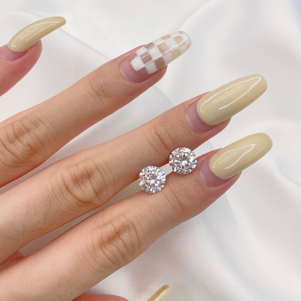 [Lumi Jewelry]Stylish Shiny Round Center Stone Stud Earrings