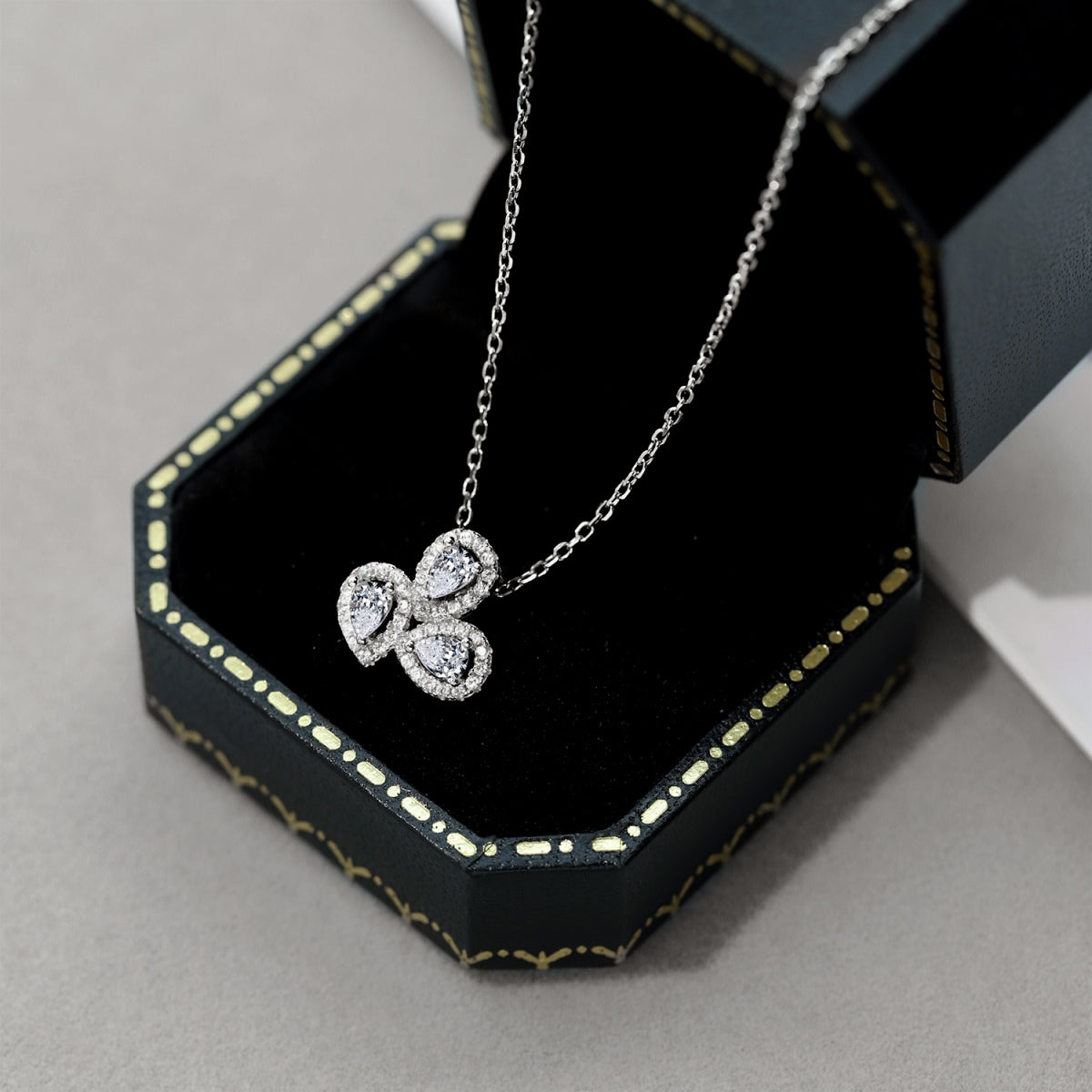 [Lumi Jewelry]Elegant Flower Shape Pear Cut Necklace