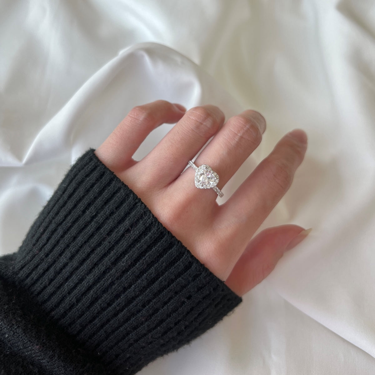 [Lumi Jewelry]Eternity Splashy Romantic Heart Shape Lover Ring