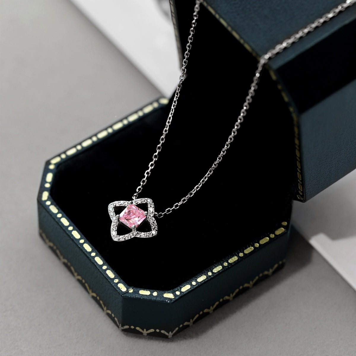 [Lumi Jewelry]Exquisite Flower Shape Princess Cut Necklace