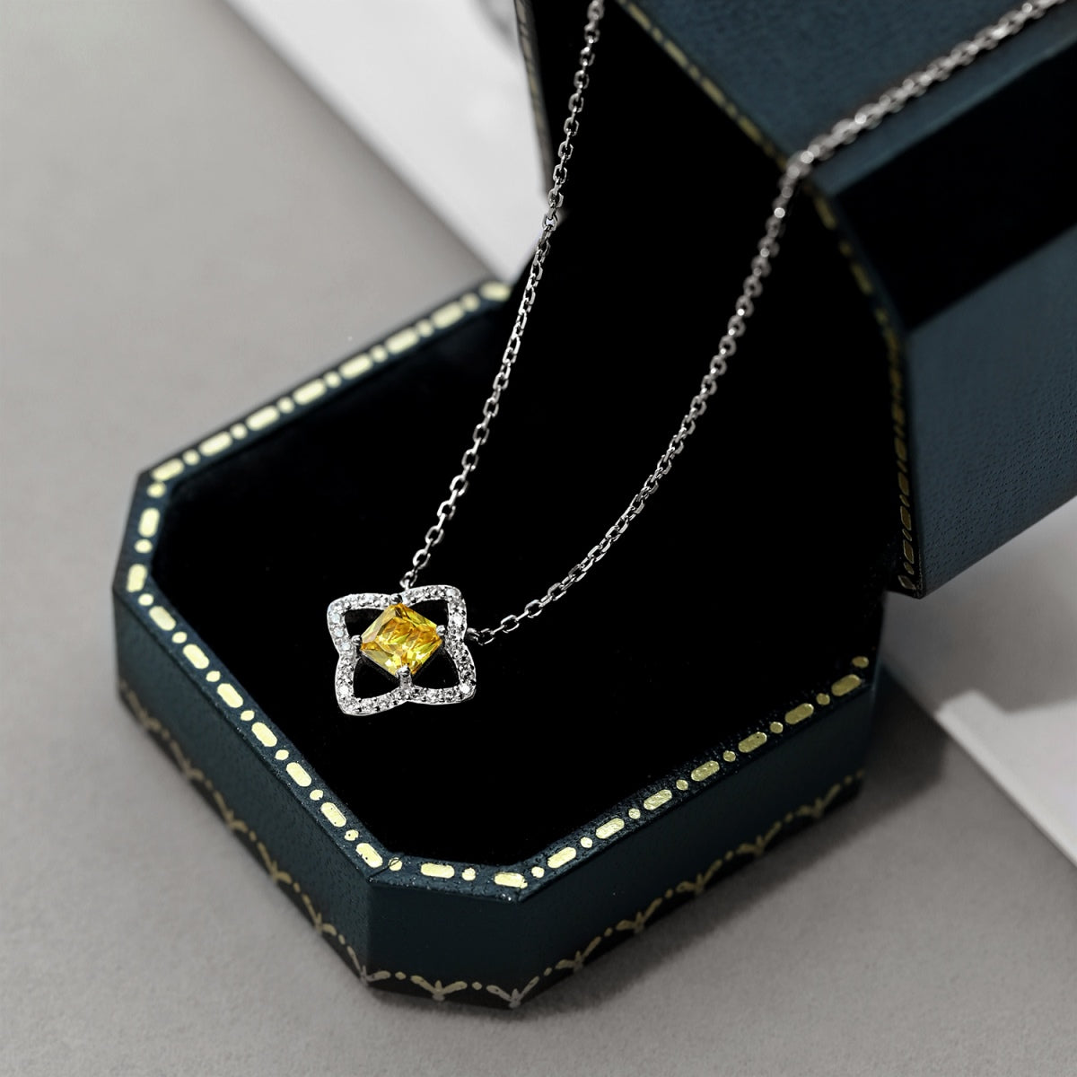[Lumi Jewelry]Exquisite Flower Shape Princess Cut Necklace
