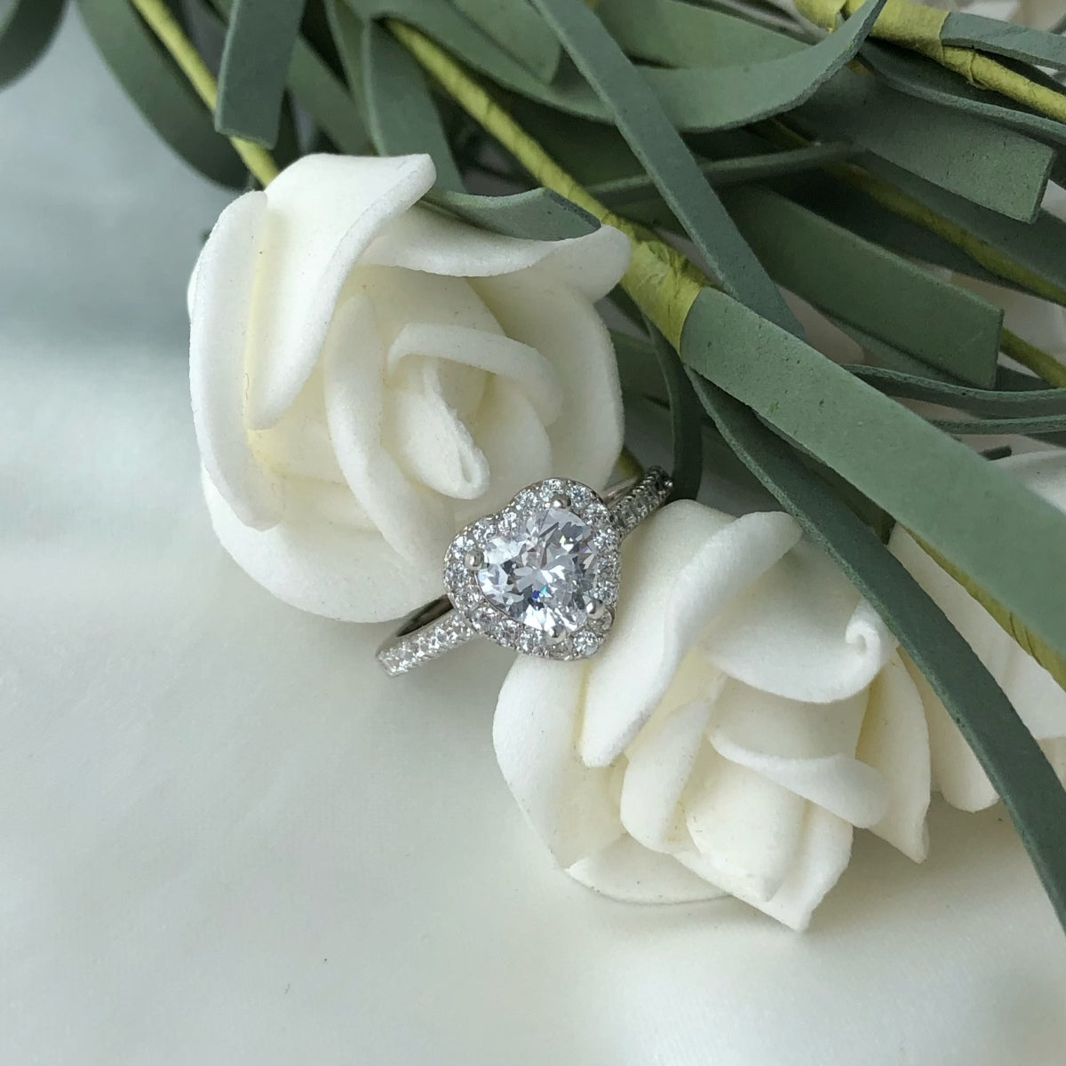 [Lumi Jewelry]Eternity Splashy Romantic Heart Shape Lover Ring