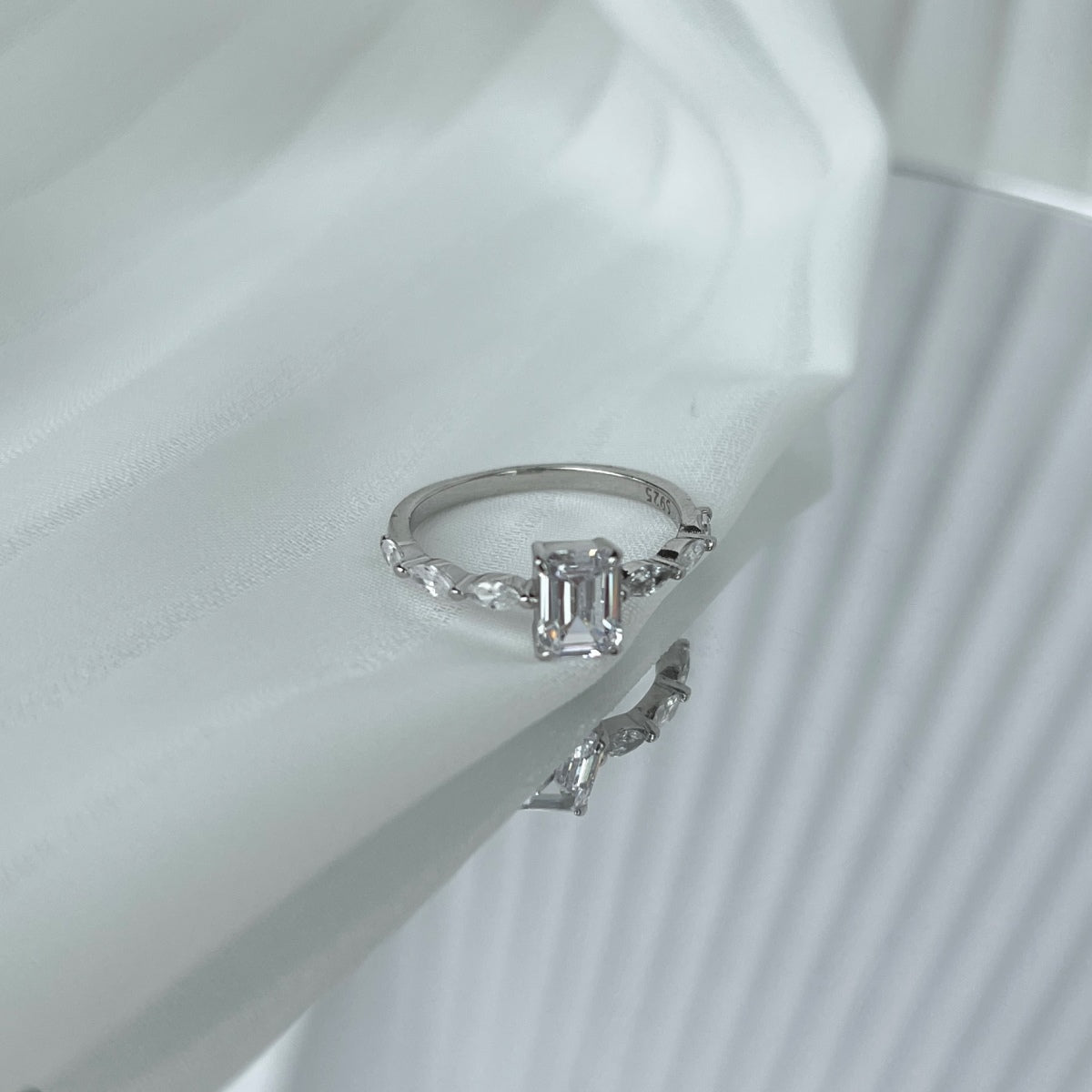 [Lumi Jewelry]1.0 Carat Dainty Resplendent Radiant Cut Daily Ring