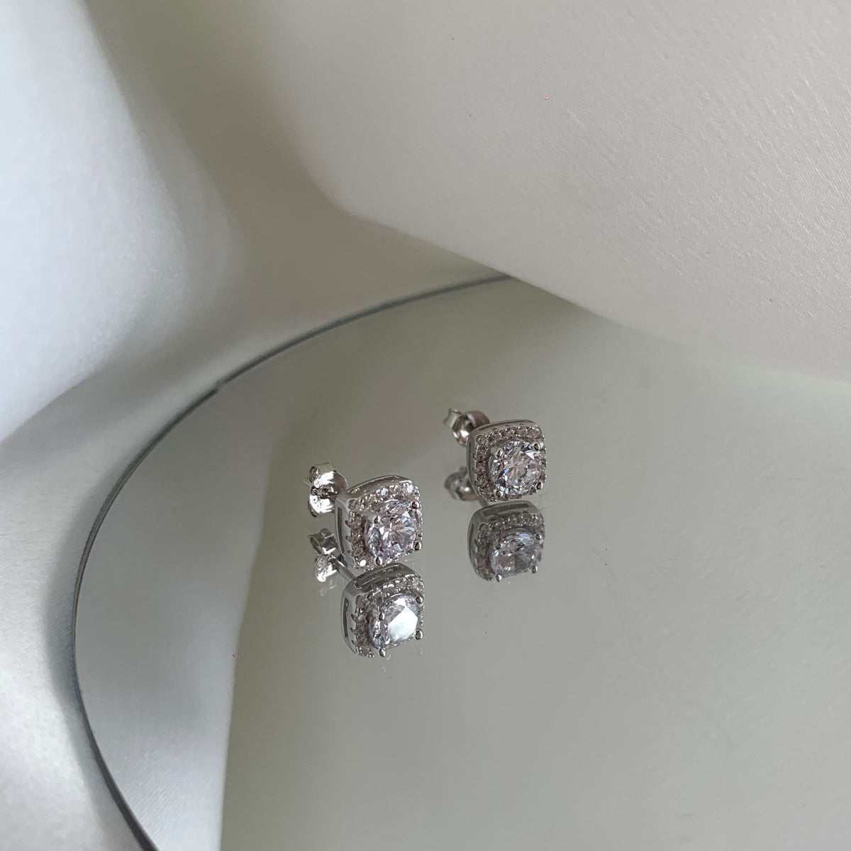 [Lumi Jewelry]Classic Round Center Stone Stud Earrings