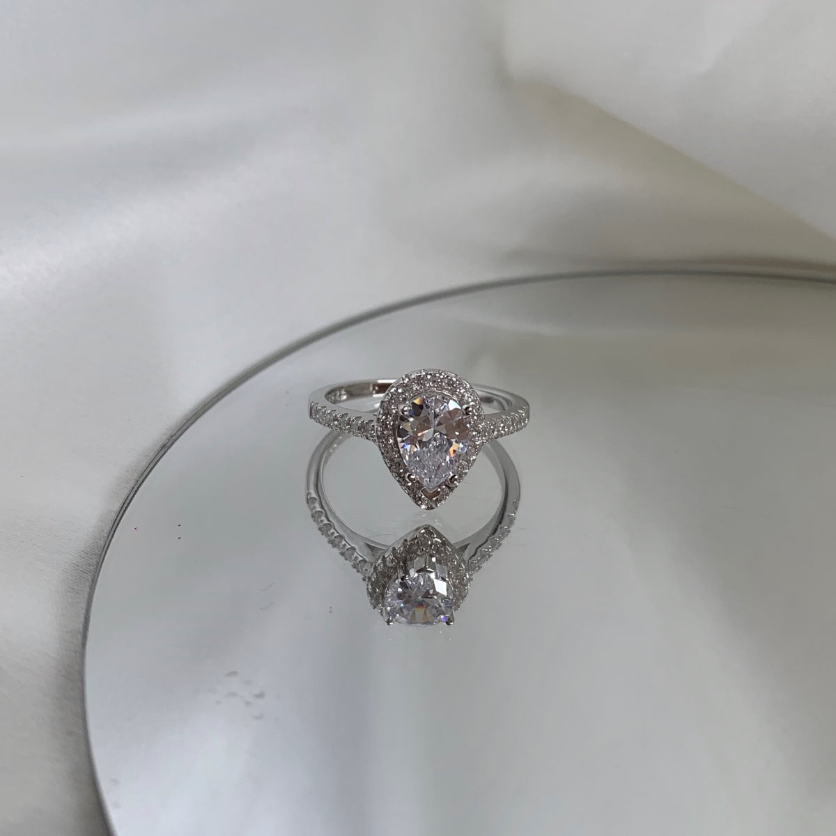 [Lumi Jewelry]1.0 Carat Luxurious Resplendent Water Drop Shape Wedding Ring