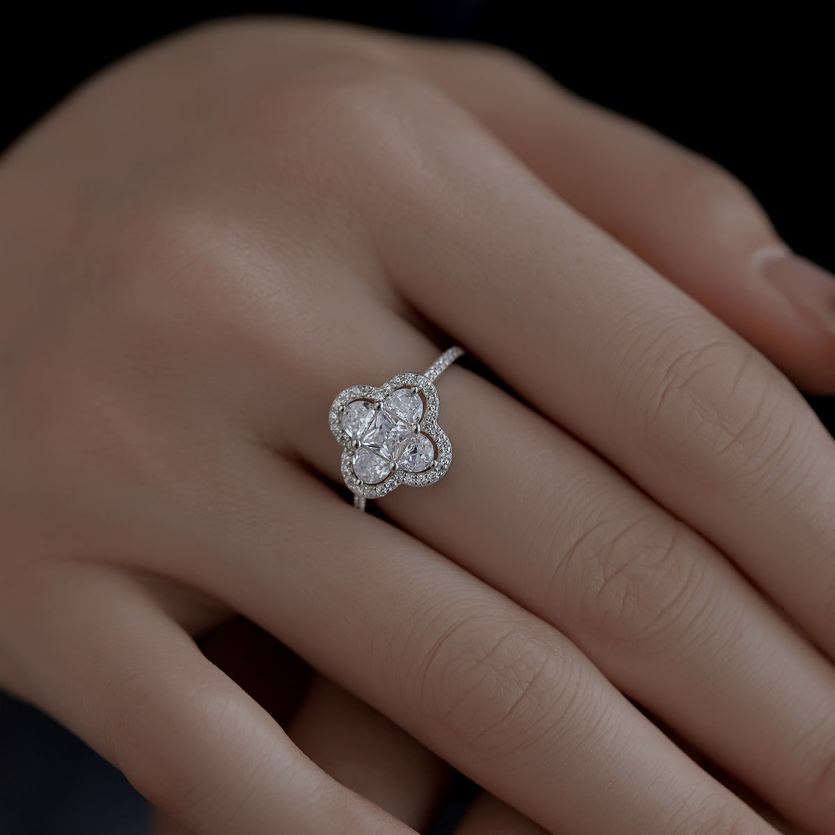 [Lumi Jewelry]Luxurious Eternity Flower Shape Banquet Ring