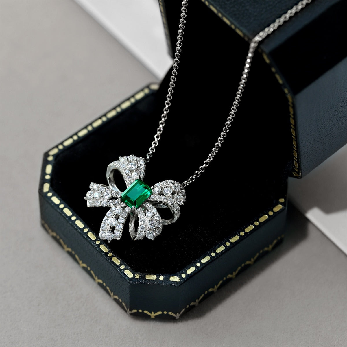 [Lumi Jewelry]Luxurious Flower Shape Emerald Cut Necklace