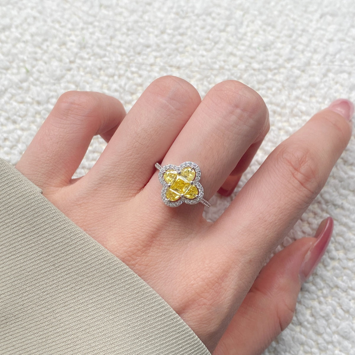 [Lumi Jewelry]Luxurious Eternity Flower Shape Banquet Ring