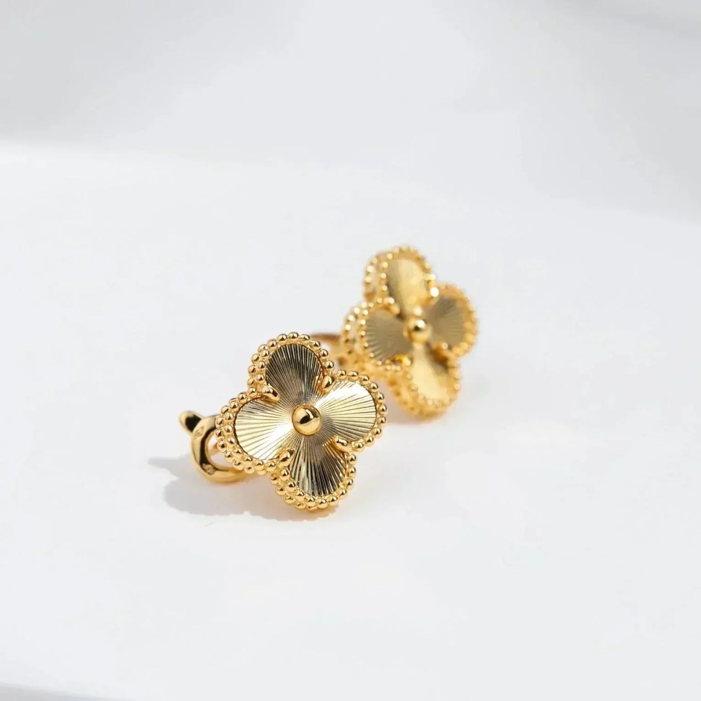 [Lumi Jewelry]CLOVER MEDIUM 1 MOTIFS LASER EARRINGS