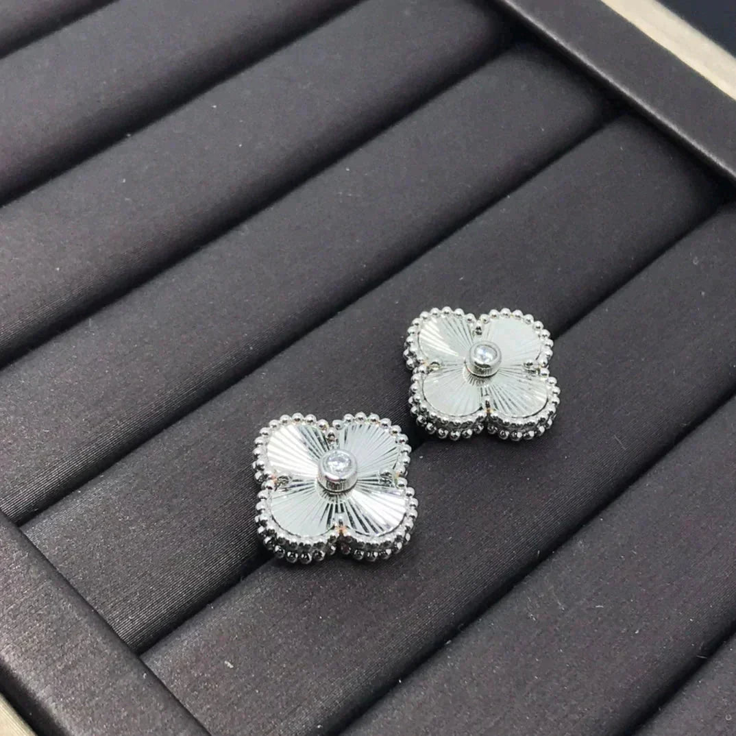 [Lumi Jewelry]CLOVER MINI 9.5MM LASER EARRINGS