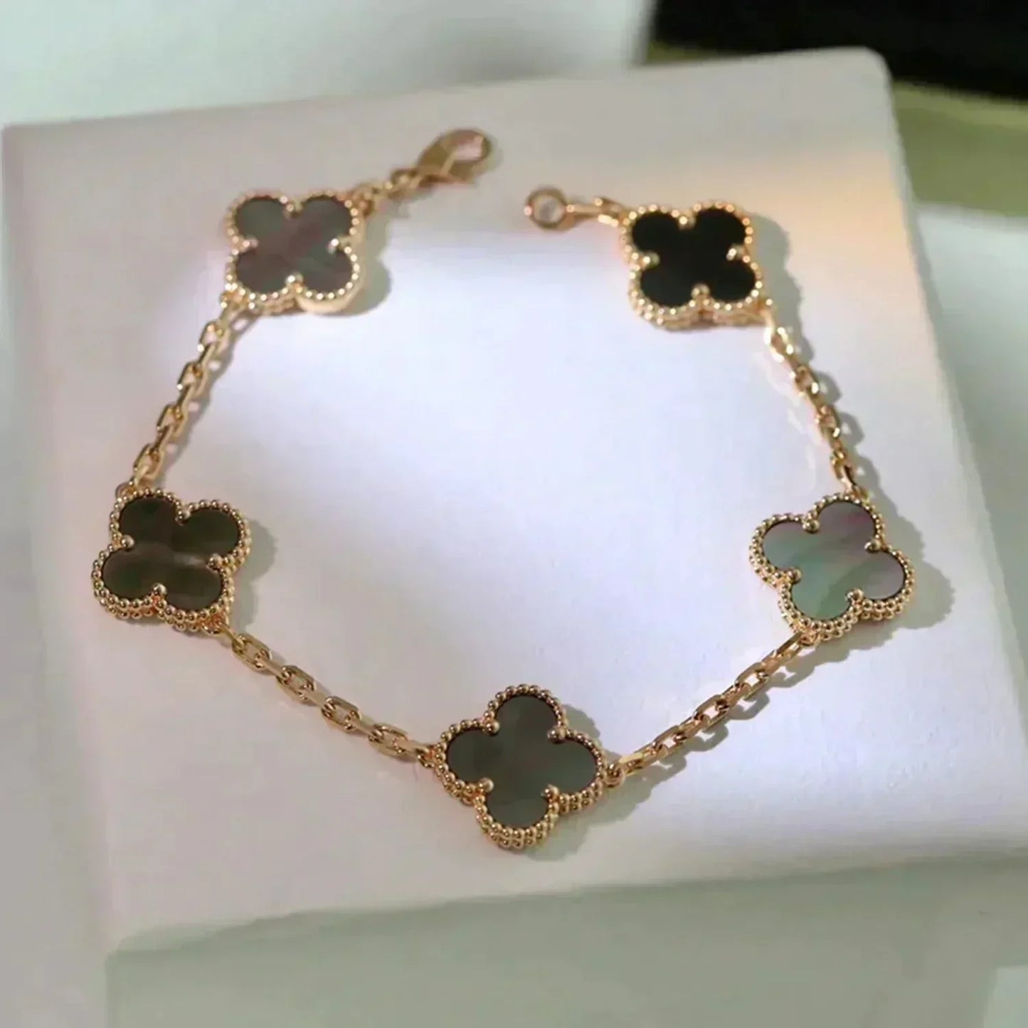 [Lumi Jewelry]CLOVER 5 MOTIF GRAY MOP  BRACELET