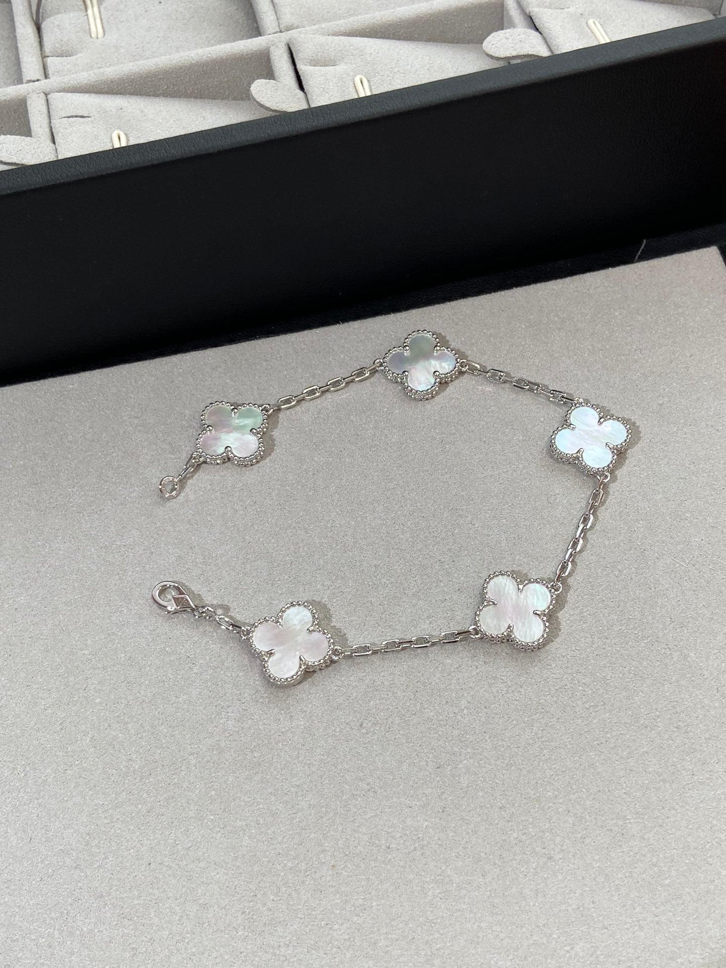 [Lumi Jewelry]CLOVER SILVER MOP 5 MOTIF BRACELET