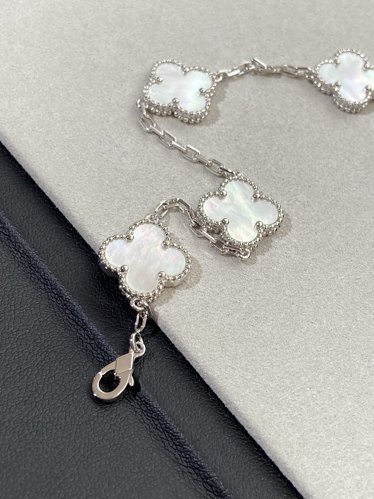 [Lumi Jewelry]CLOVER SILVER MOP 5 MOTIF BRACELET