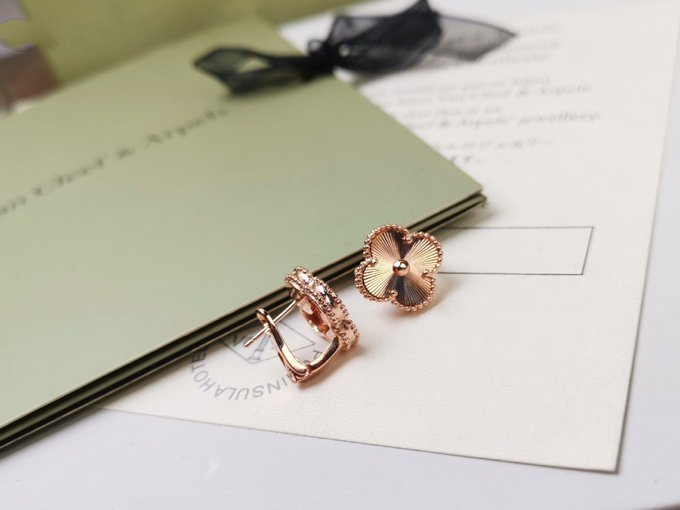 [Lumi Jewelry]CLOVER MEDIUM STUD EARRINGS