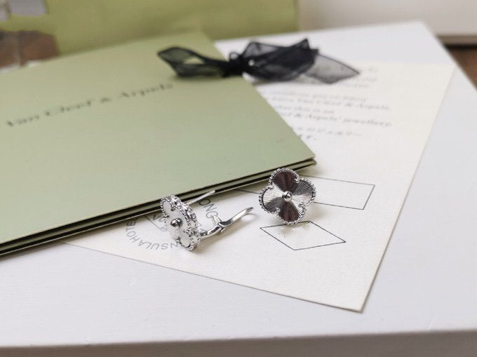 [Lumi Jewelry]CLOVER MEDIUM STUD EARRINGS