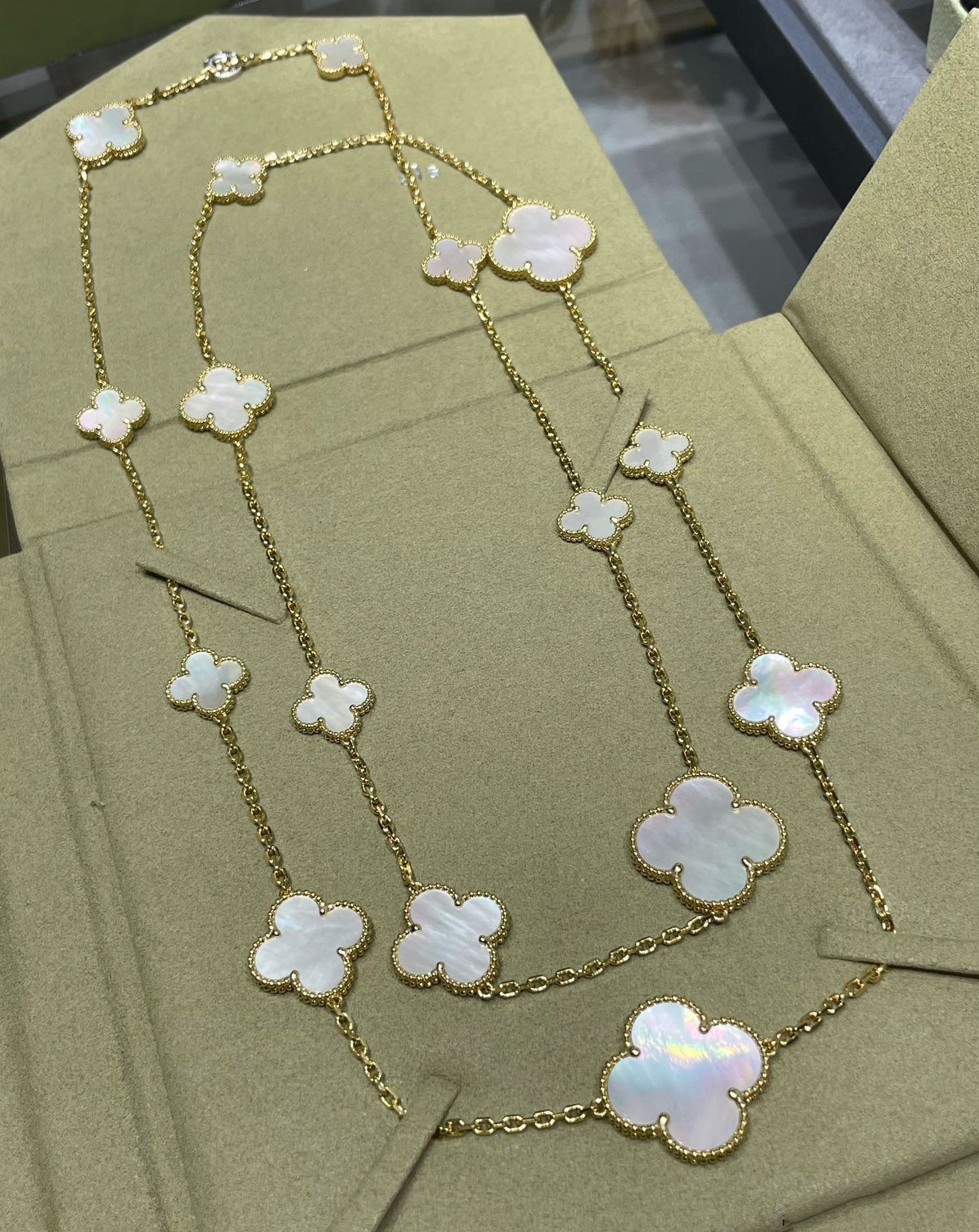 [Lumi Jewelry]CLOVER 16 MOTIF WHITE MOP GOLD NECKLACE