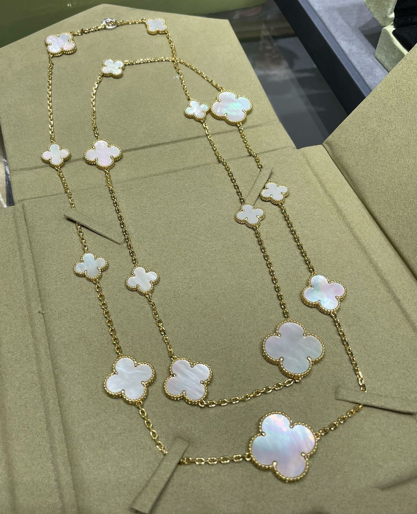 [Lumi Jewelry]CLOVER 16 MOTIF WHITE MOP GOLD NECKLACE