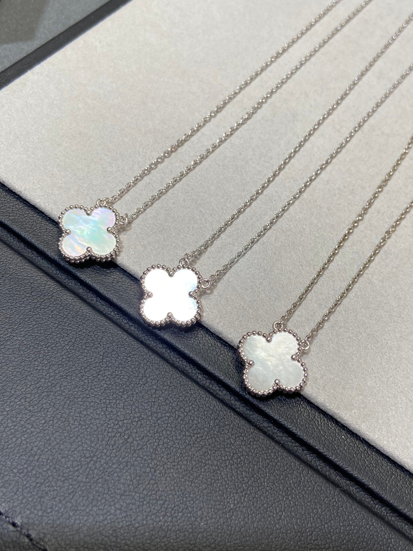 [Lumi Jewelry]CLOVER MEDIUM SILVER WHITE MOP NECKLACE