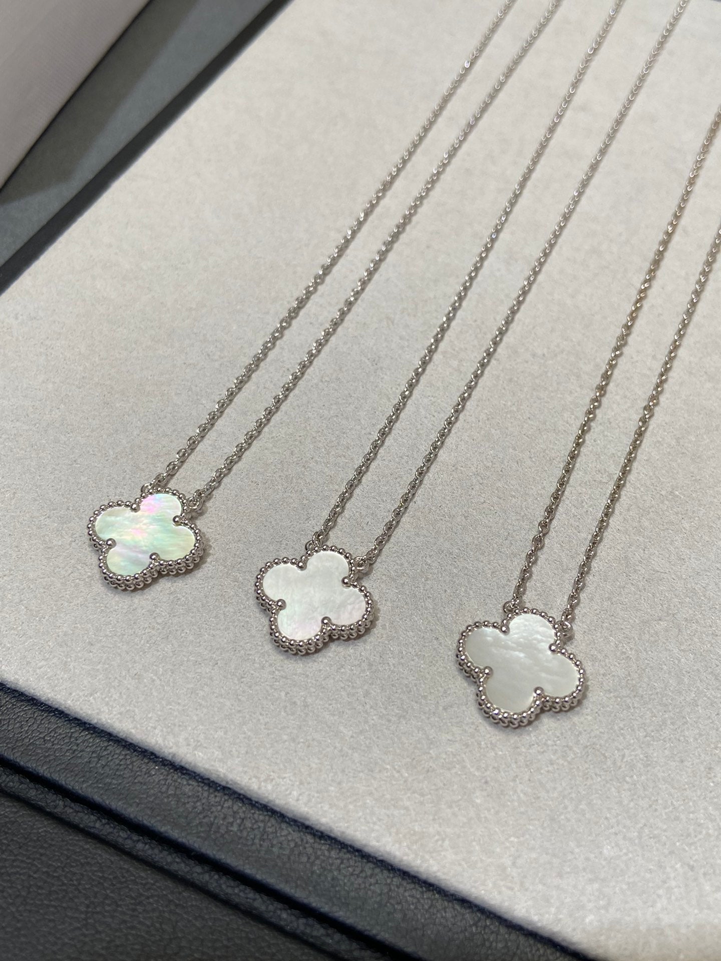 [Lumi Jewelry]CLOVER MEDIUM SILVER WHITE MOP NECKLACE