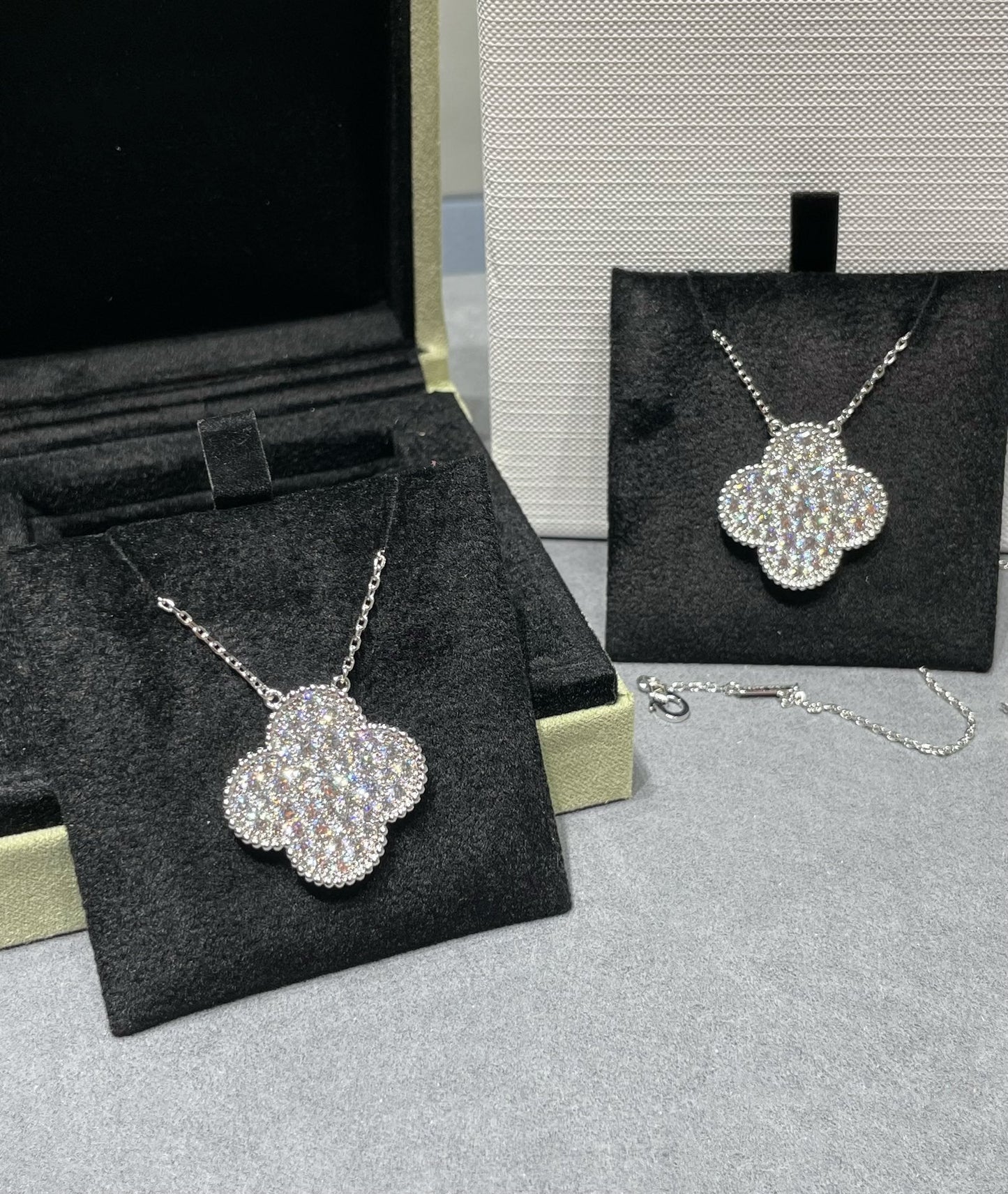 [Lumi Jewelry]CLOVER 25MM LARGE PENDANT DIAMOND PAVED SILVER NECKLACE