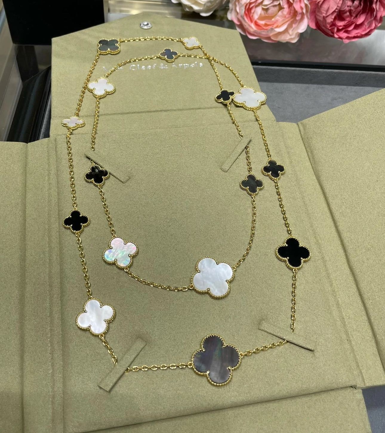 [Lumi Jewelry]CLOVER 16 MOTIF WHITE NECKLACE