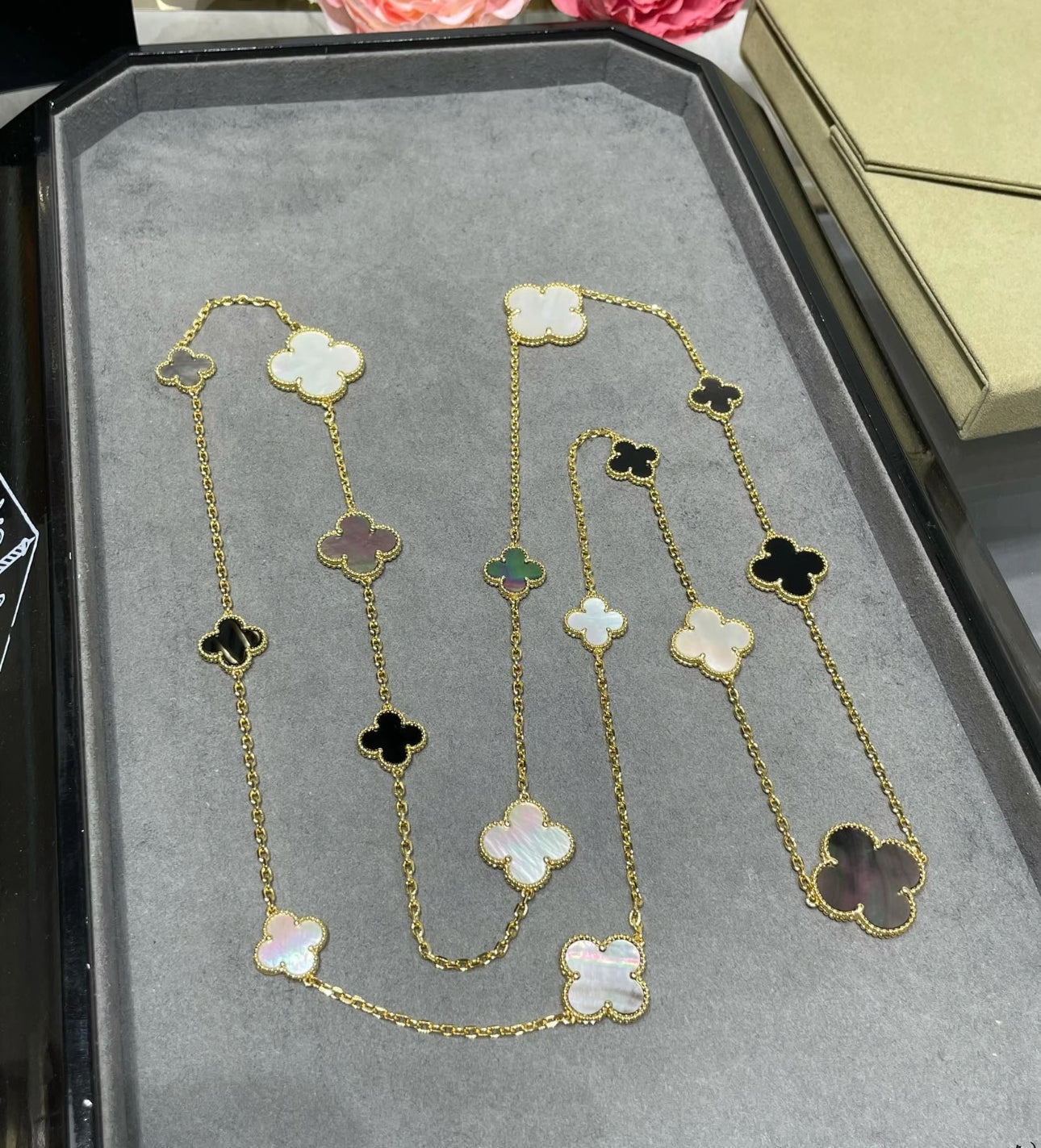 [Lumi Jewelry]CLOVER 16 MOTIF WHITE NECKLACE