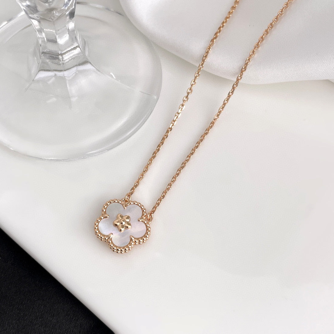 [Lumi Jewelry]LUCKY  WHITE MOP  PLUM BLOSSOM NECKLACE