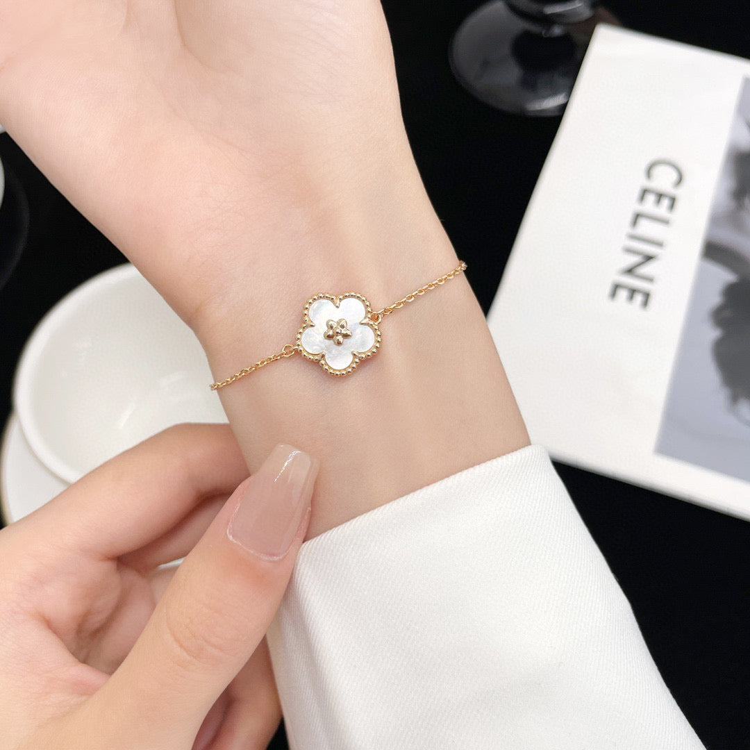 [Lumi Jewelry]LUCKY WHITE MOP PLUM BLOSSOM  BRACELET