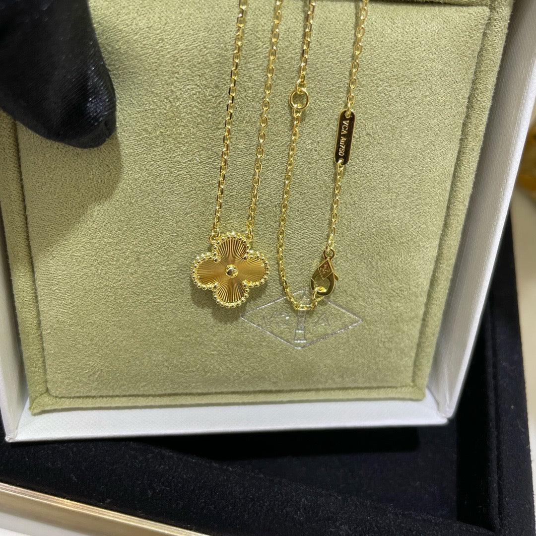 [Lumi Jewelry]CLOVER 15MM LASER NECKLACE