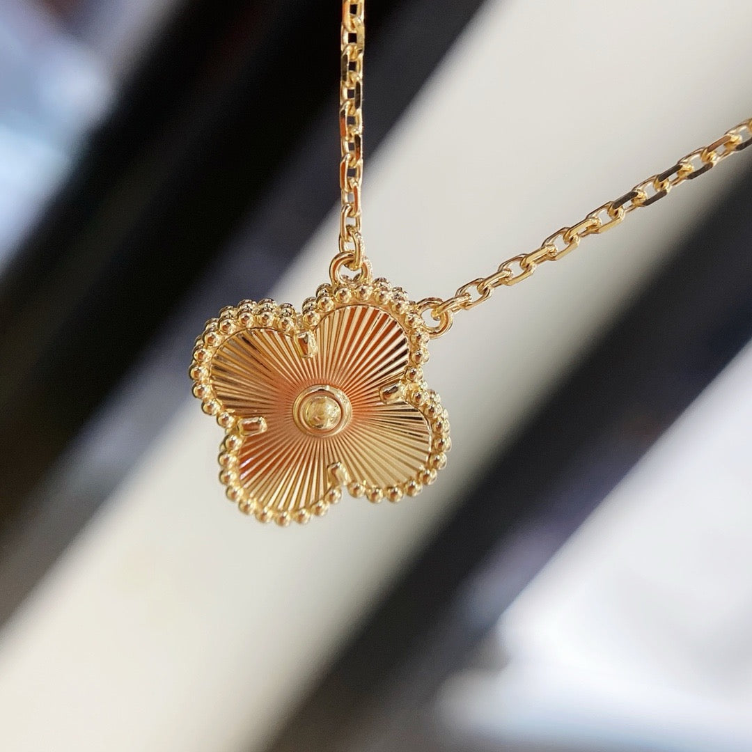 [Lumi Jewelry]CLOVER 15MM LASER NECKLACE