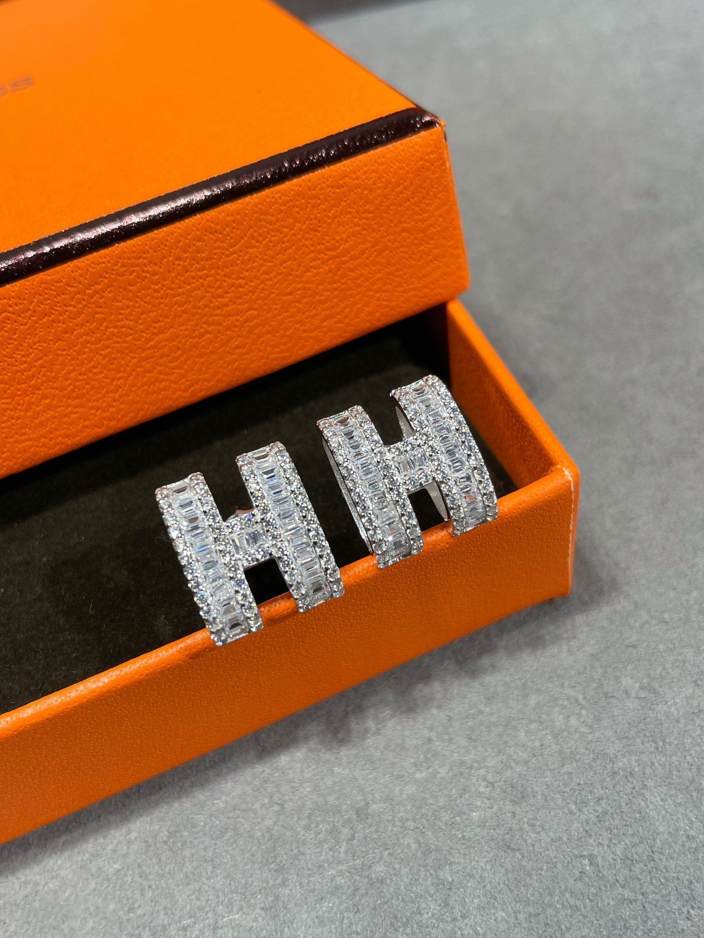 [Lumi Jewelry]H STUD EARRINGS WITH SILVER DIAMONDS