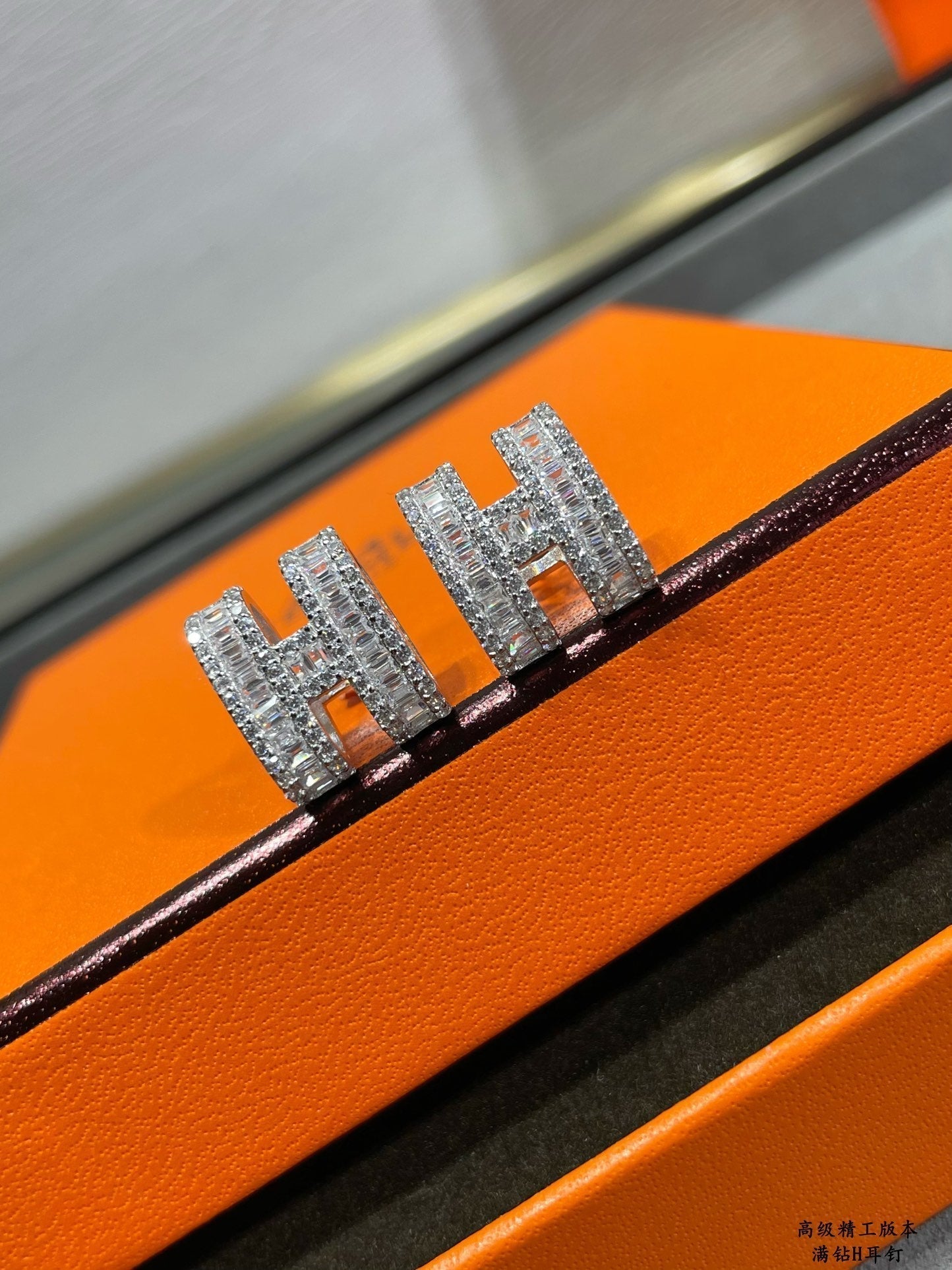 [Lumi Jewelry]H STUD EARRINGS WITH SILVER DIAMONDS