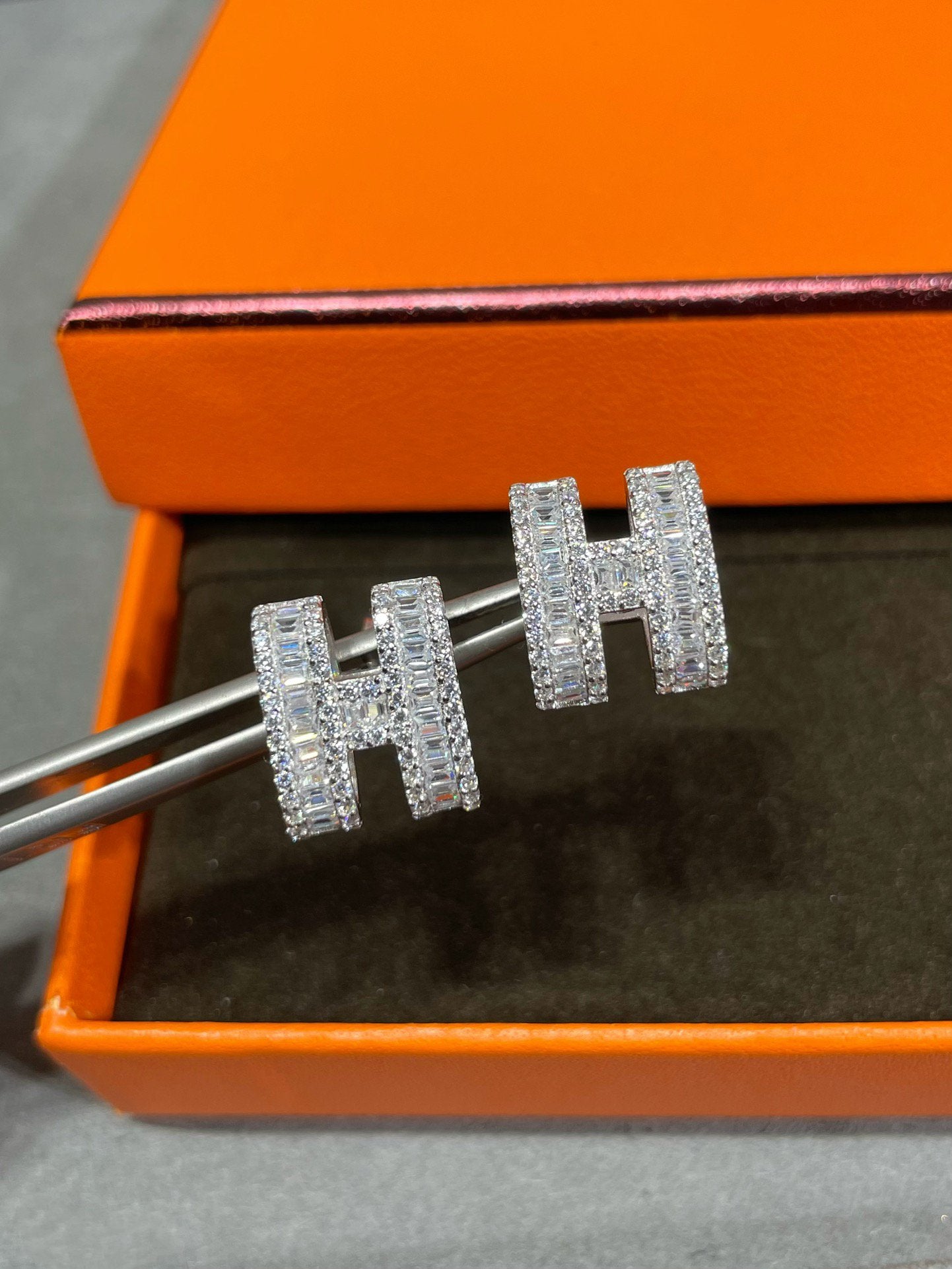 [Lumi Jewelry]H STUD EARRINGS WITH SILVER DIAMONDS