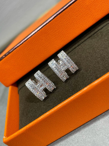 [Lumi Jewelry]H STUD EARRINGS WITH SILVER DIAMONDS