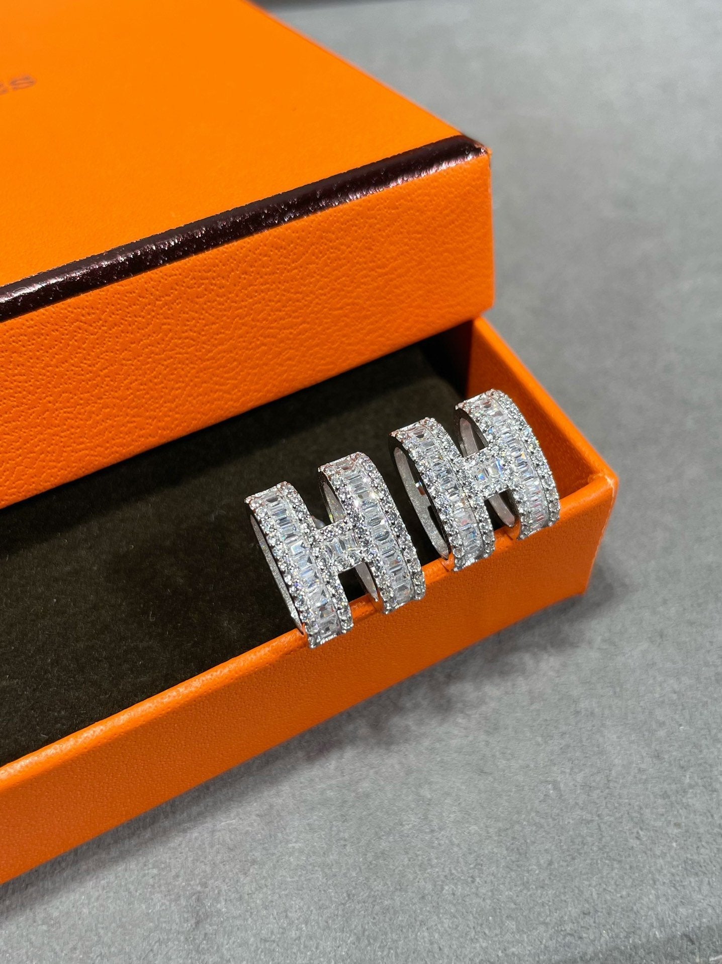 [Lumi Jewelry]H STUD EARRINGS WITH SILVER DIAMONDS