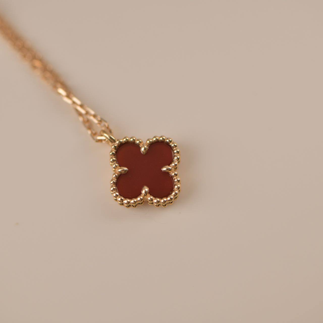 [Lumi Jewelry]CLOVER MINI 9.5MM WHITE CARNELIANS NECKLACE