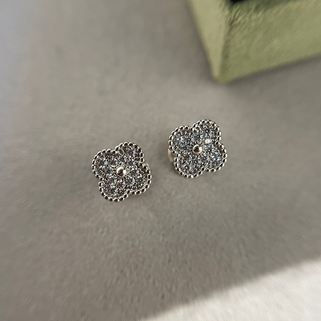 [Lumi Jewelry]CLOVER MINI DIAMOND STUD EARRINGS